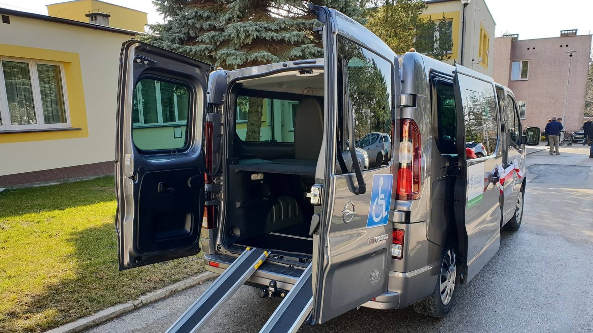 Mieszkańcy DPS w Uhowie i w Jałówce mogą korzystać z nowych mikrobusów