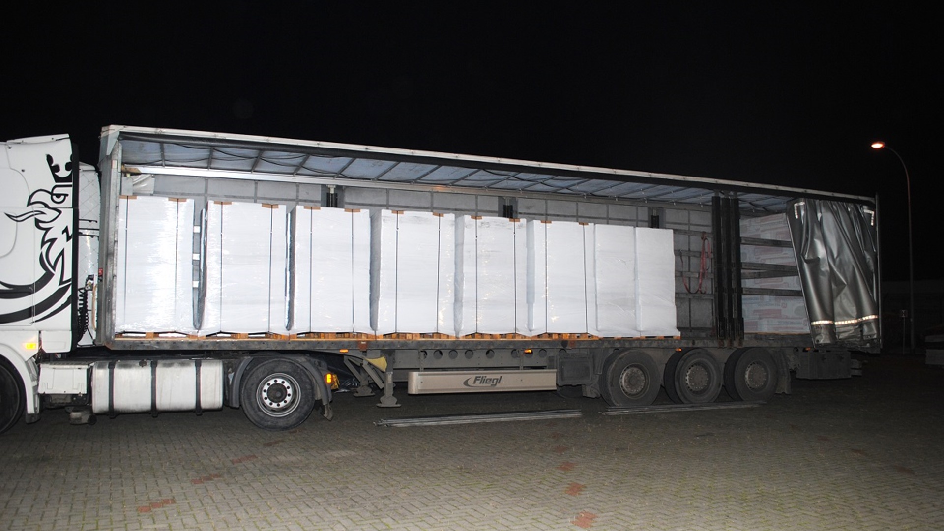 Straż Graniczna zatrzymała tira z ponad 300 tys. paczek papierosów