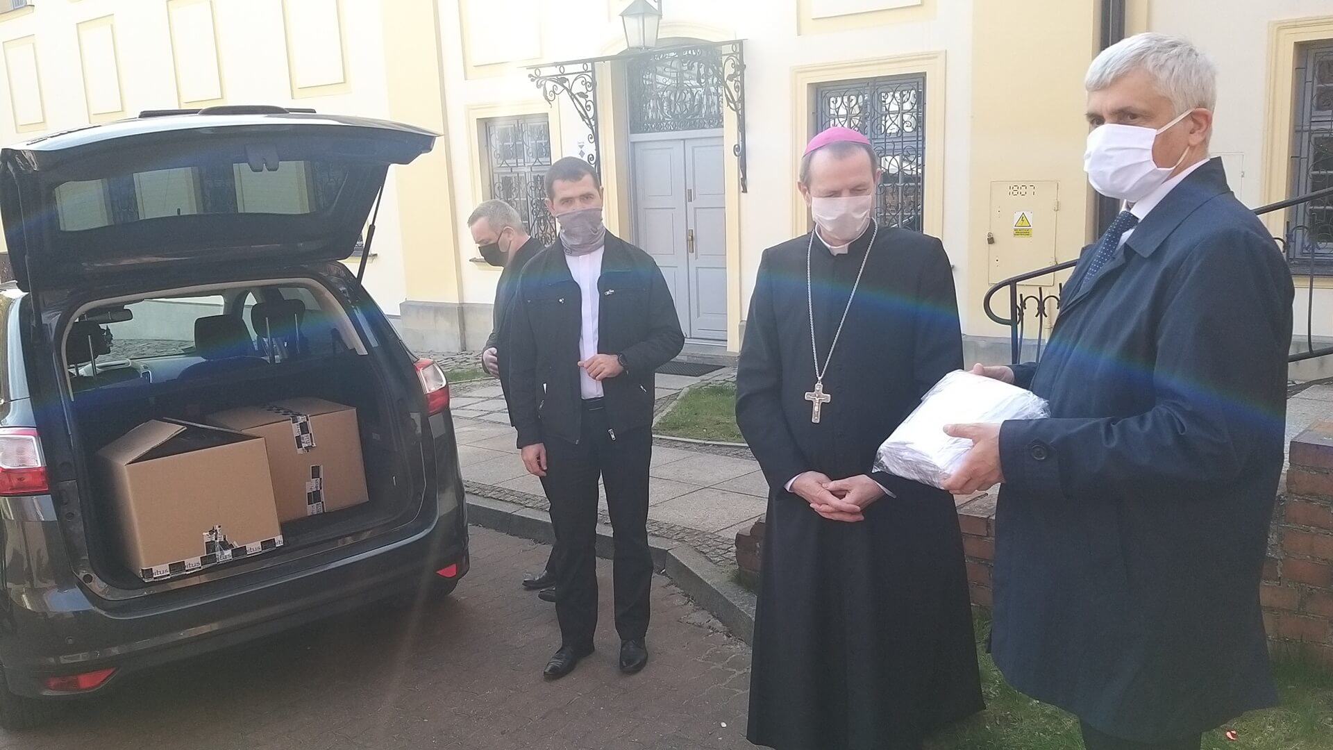 5 tys. maseczek przekazała białostocka kuria Podlaskiemu Urzędowi Wojewódzkiemu
