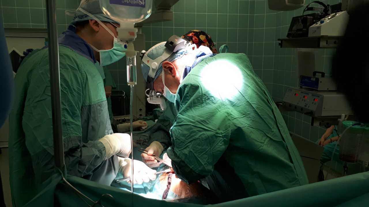 Lekarze w Białymstoku przeprowadzili pierwszą w Polsce nowatorską operację skoliozy u dziecka