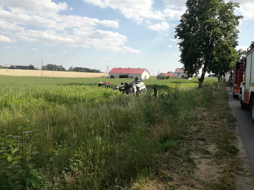 Pasażer busa zginął w wypadku na drodze koło Moniek - kierowca trafił do szpitala