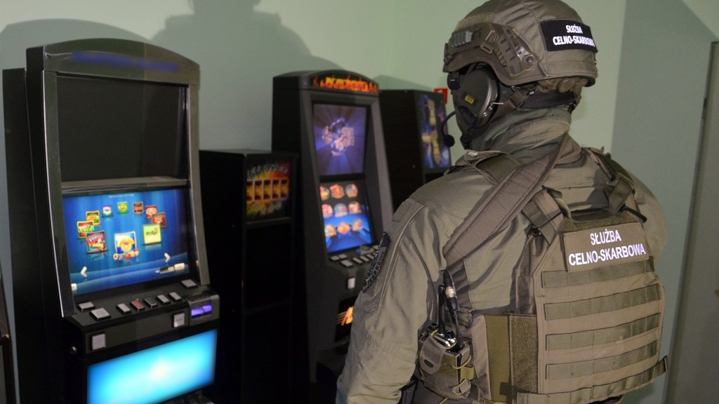 Łomżyńscy funkcjonariusze KAS zlikwidowali w Ostrołęce nielegalny salon gier hazardowych