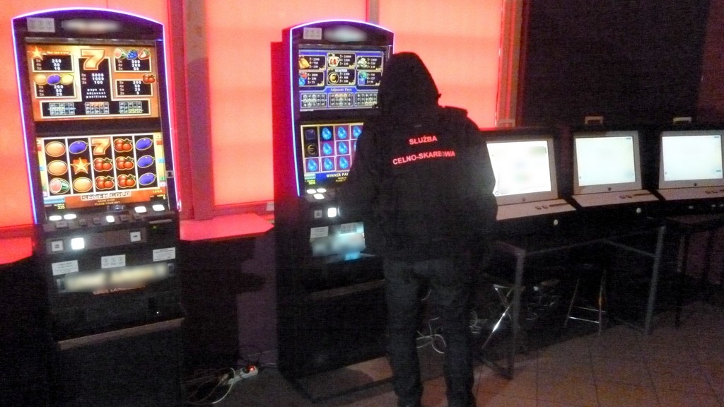 Funkcjonariusze KAS z Łomży zabezpieczyli 8 automatów do gier hazardowych