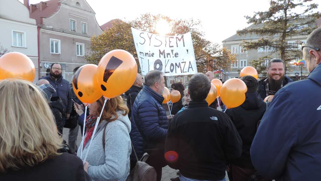 Pół tysiąca osób demonstrowało w Łomży swoje poparcie dla strajkujących nauczycieli