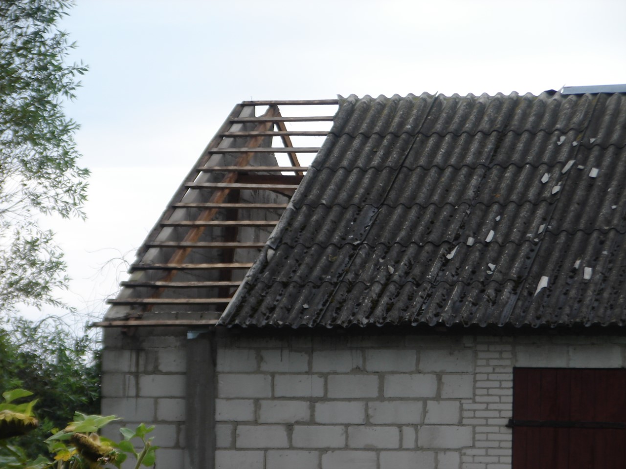 Mieszkańcy bez prądu, uszkodzone dachy - skutki wichury w Podlaskiem