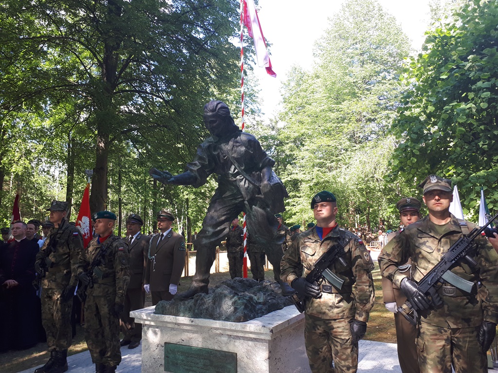 Uroczysta msza, apel pamięci oraz złożenie kwiatów w Gruszkach - 71. rocznica śmierci "Inki"