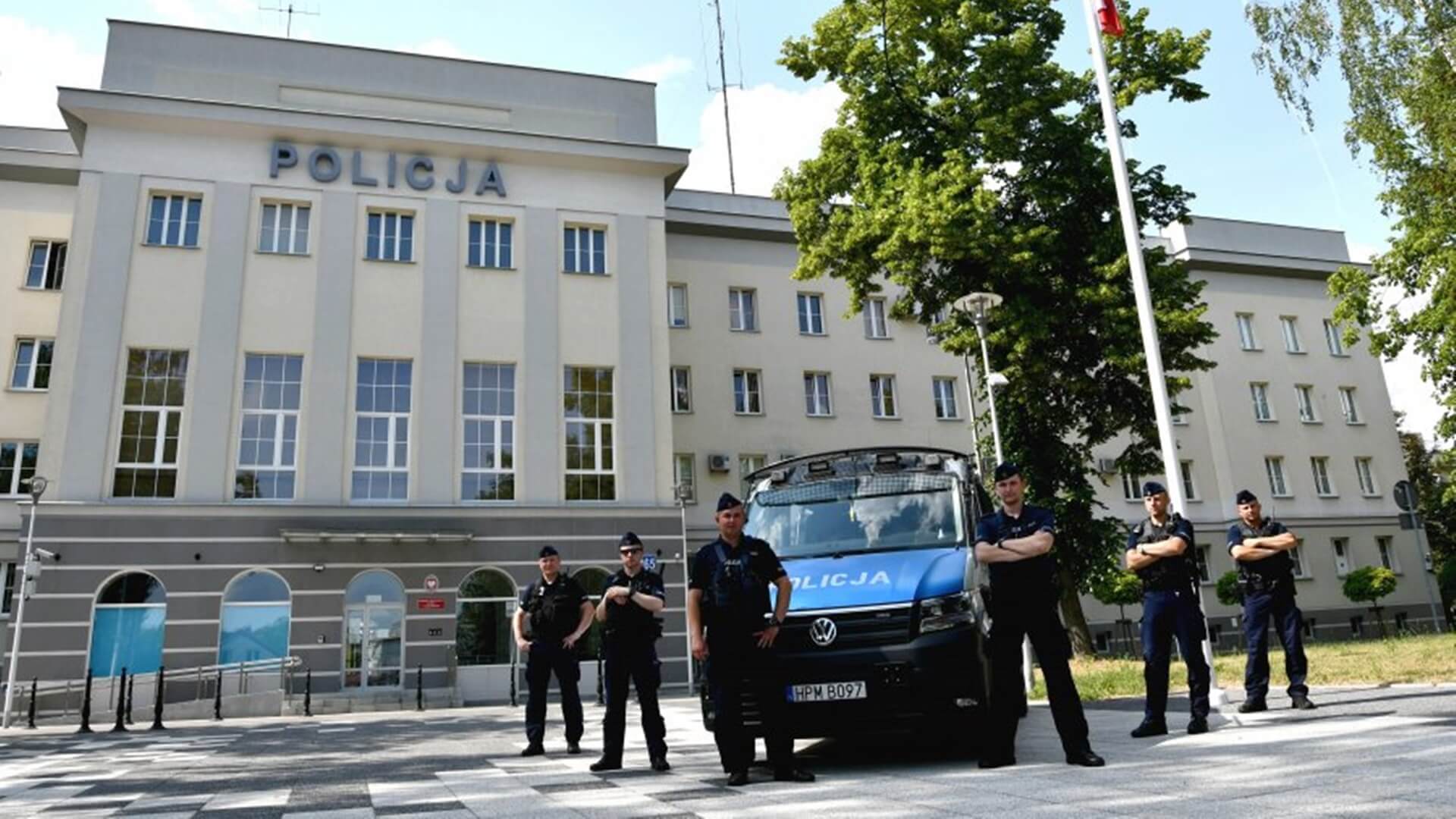 Białostoccy policjanci uratowali kobietę, która wpadła do bagna