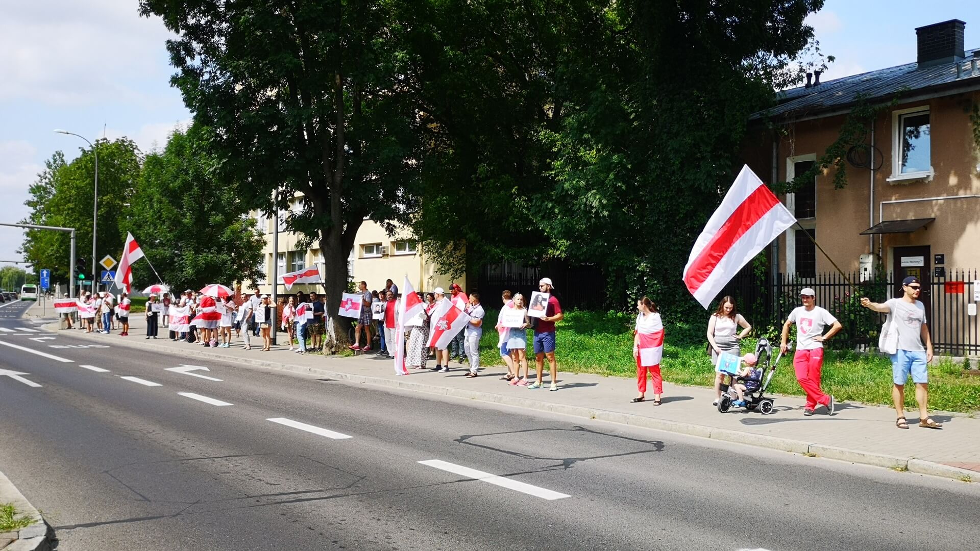 Przedstawiciele białoruskiej emigracji ustawili łańcuch solidarności w Białymstoku