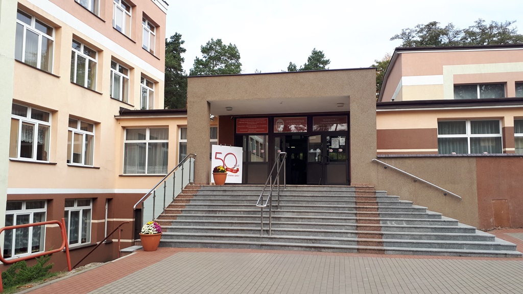 Uczniowie jednej z augustowskich szkół rozpoznali mężczyznę z rejestru pedofilów - rodzice boją się o swoje dzieci