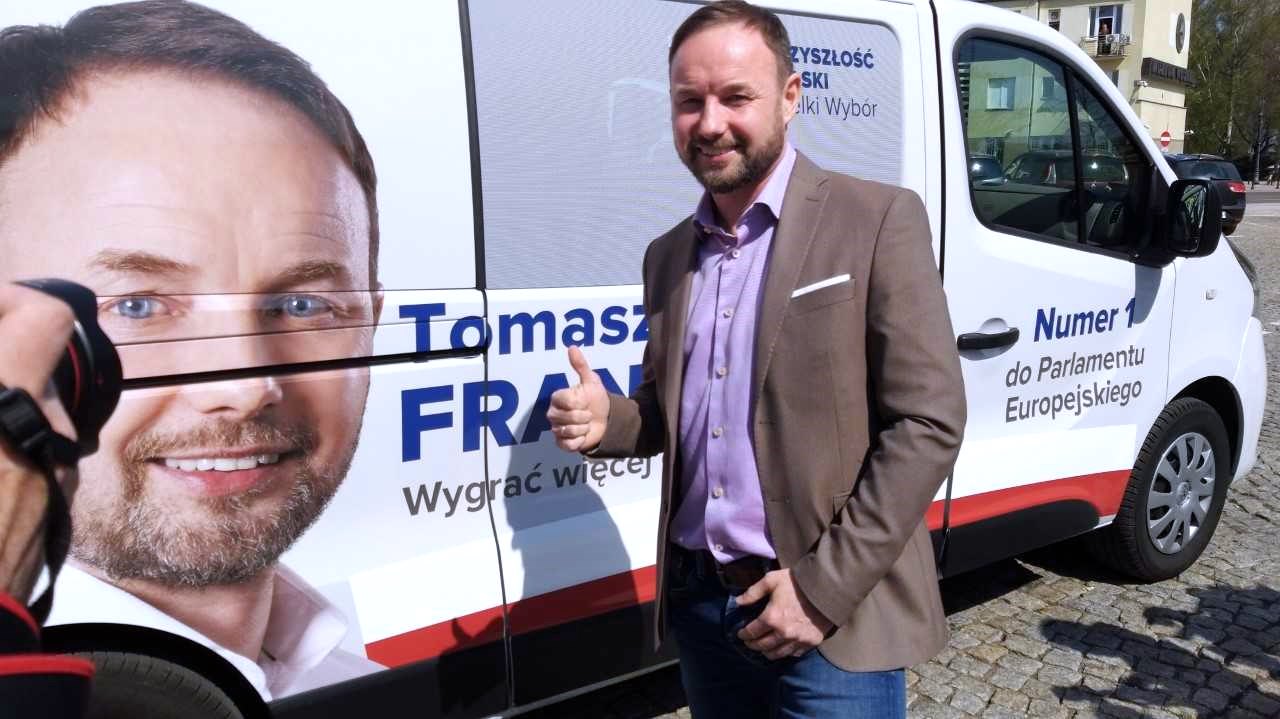 Tomasz Frankowski na spotkania z wyborcami jeździ specjalnym busem