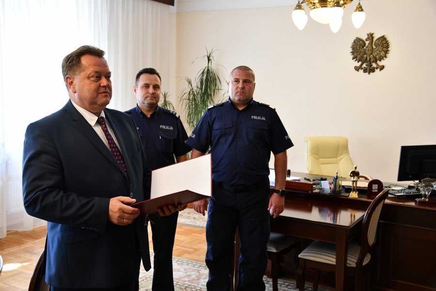 Wiceminister Jarosław Zieliński podziękował policjantom za szybkie zatrzymanie sprawców strzelaniny w Białymstoku