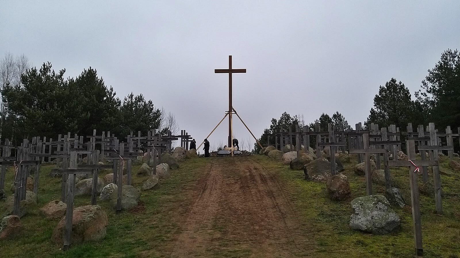 W Gibach stanął nowy krzyż poświęcony ofiarom obławy augustowskiej [zdjęcia]