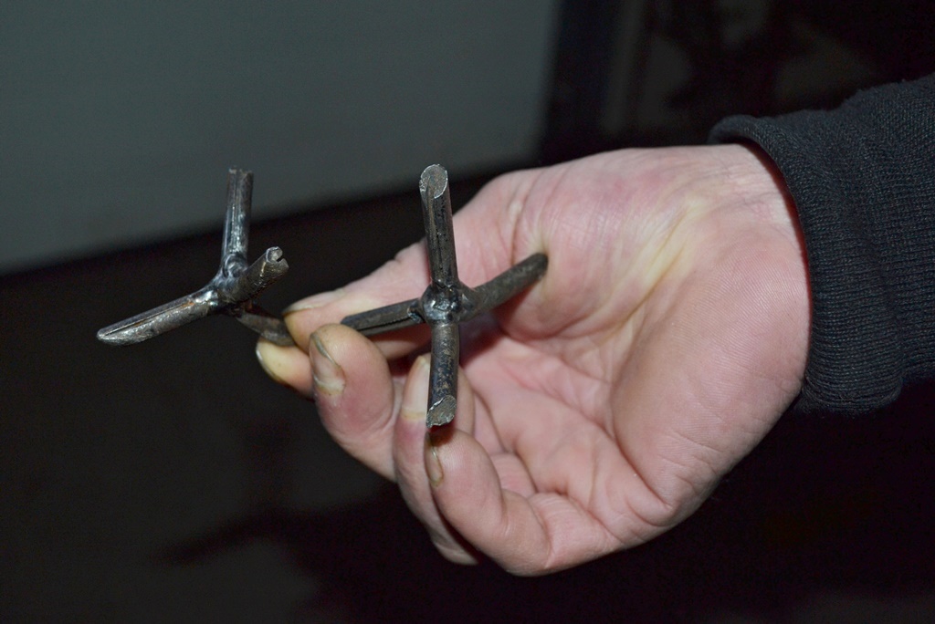 W Suwałkach nieznany sprawca rozrzucił na ulice kolce – kilku kierowców już uszkodziło auta