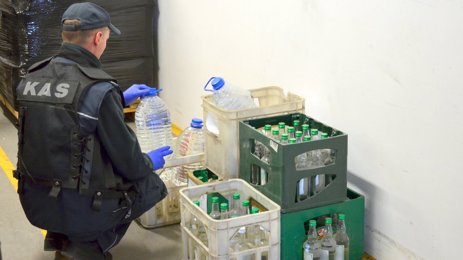 250 litrów nielegalnego alkoholu od policjantów z Wasilkowa posłuży do przygotowania płynów dezynfekujących