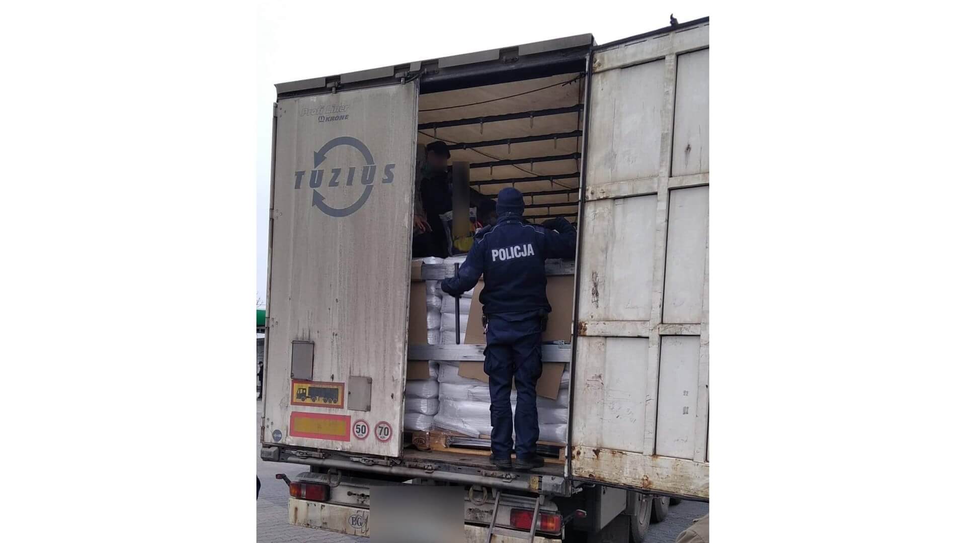 Nielegalni imigranci ukrywali się w naczepie ciężarówki - kierowca zobaczył ich w Siemiatyczach