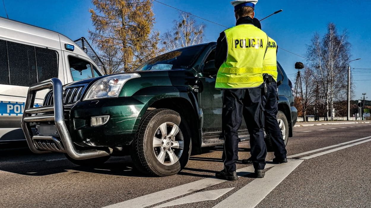 Ponad 20 tzw. kurierów przewożących migrantów zatrzymali w marcu policjanci w woj. podlaskim
