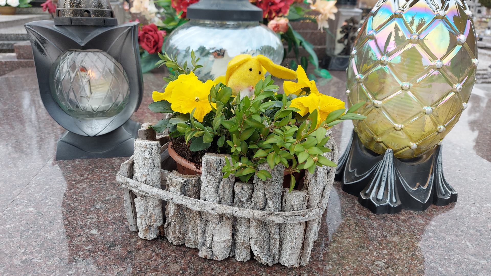 Przed świętami wielkanocnymi wielu białostoczan porządkuje groby bliskich