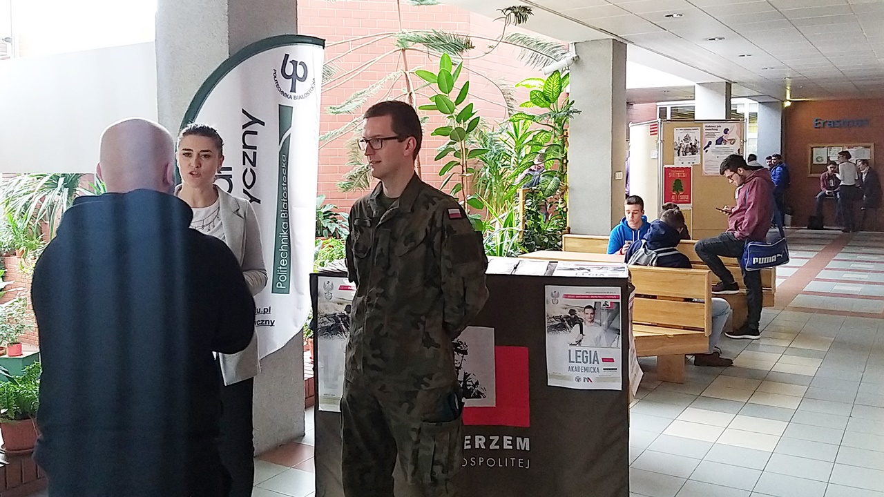 Żołnierze odwiedzają uczelnie i zachęcają studentów, by wstępowali do armii
