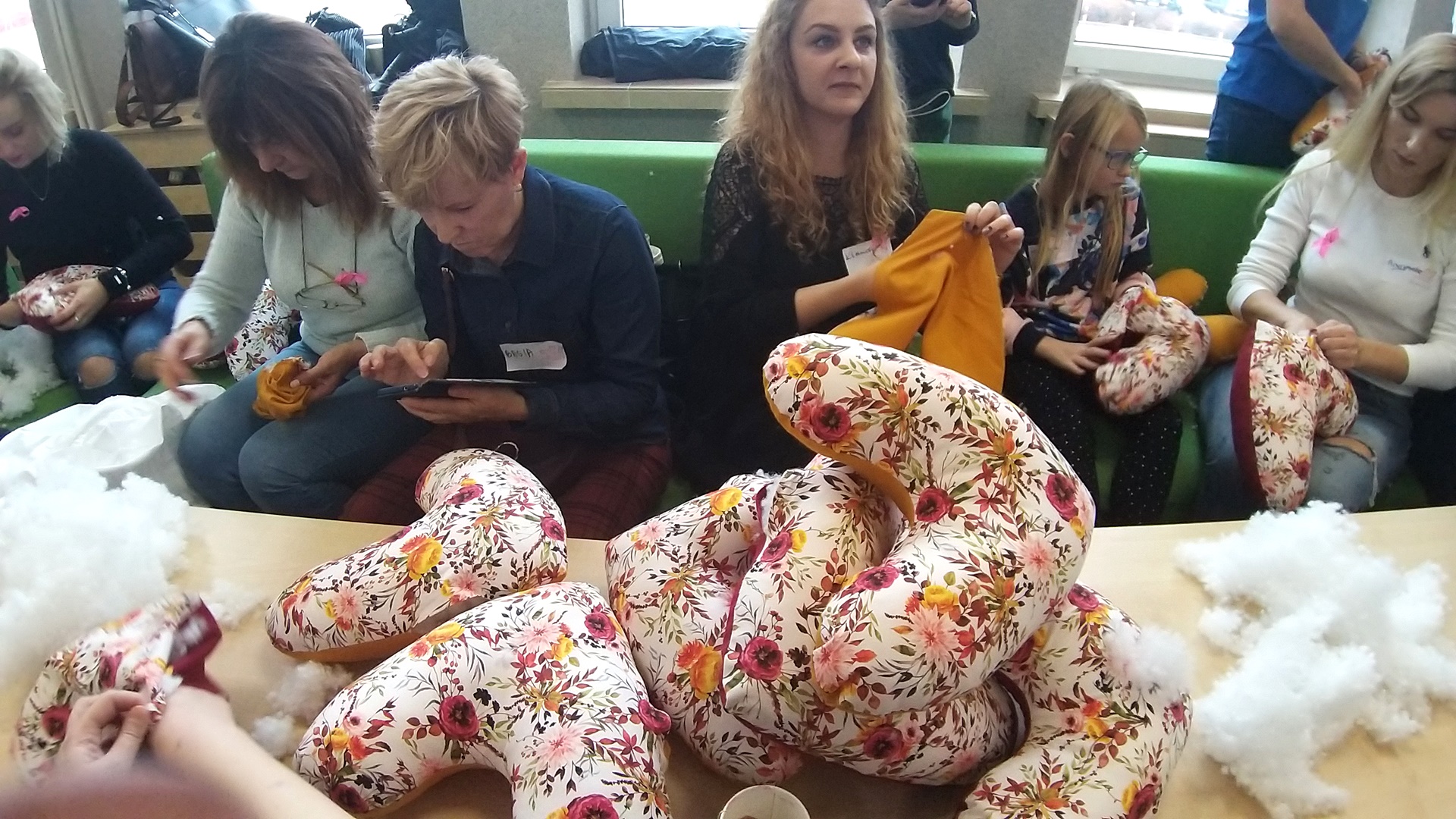 Wolontariusze uszyli poduszki w kształcie serca - trafią do Białostockiego Centrum Onkologii