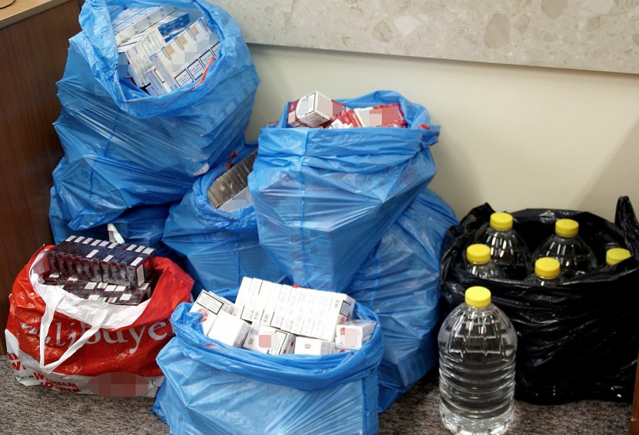 Kontrabanda w Sokółce - policjanci odkryli 1600 paczek papierosów i 30 litrów wyrobów spirytusowych
