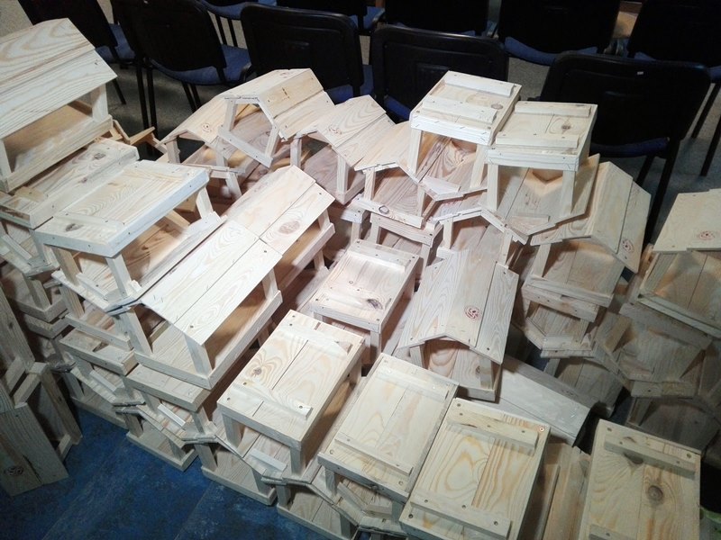 Suwalczanie odebrali 100 karmników dla ptaków