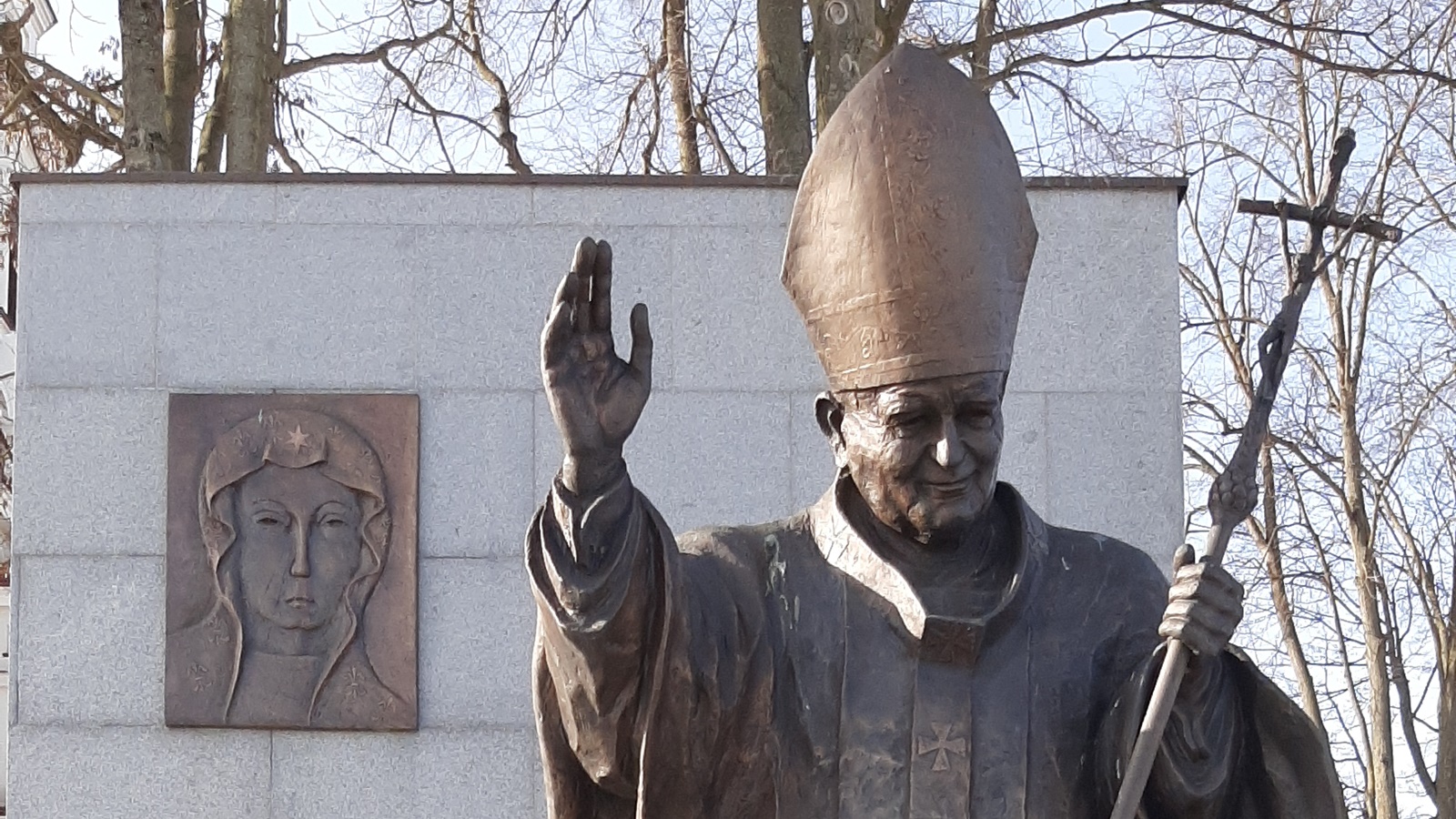 Radni powiatu monieckiego przyjęli stanowisko w obronie dobrego imienia Jana Pawła II