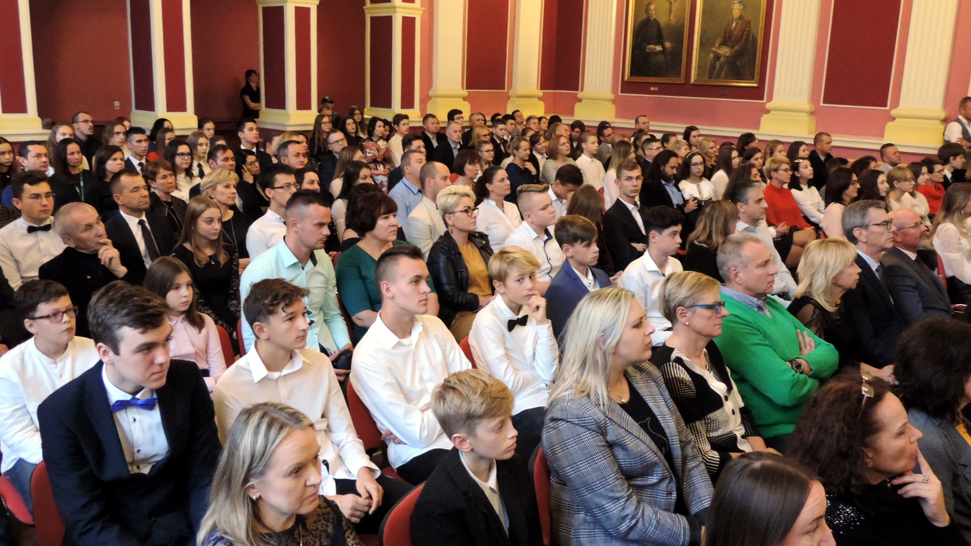 Uczniowie łomżyńskich szkół otrzymali stypendia naukowe i sportowe