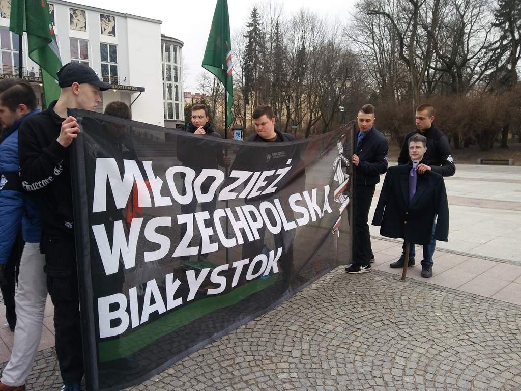 Spalenie kukły z podobizną Ryszarda Petru miało "w pełni symboliczny charakter" – deklaruje Młodzież Wszechpolska