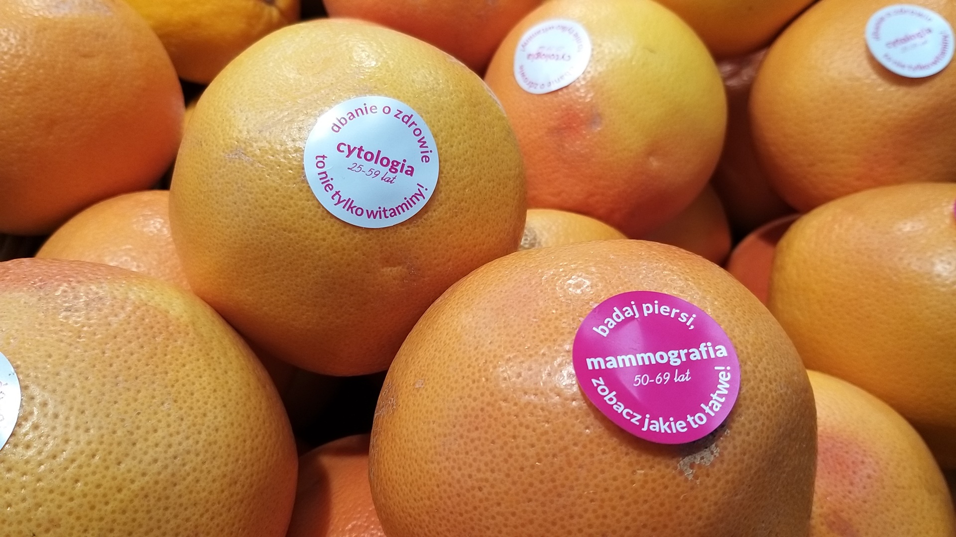 W białostockich sklepach PSS Społem można znaleźć nalepki zachęcające kobiety do badań