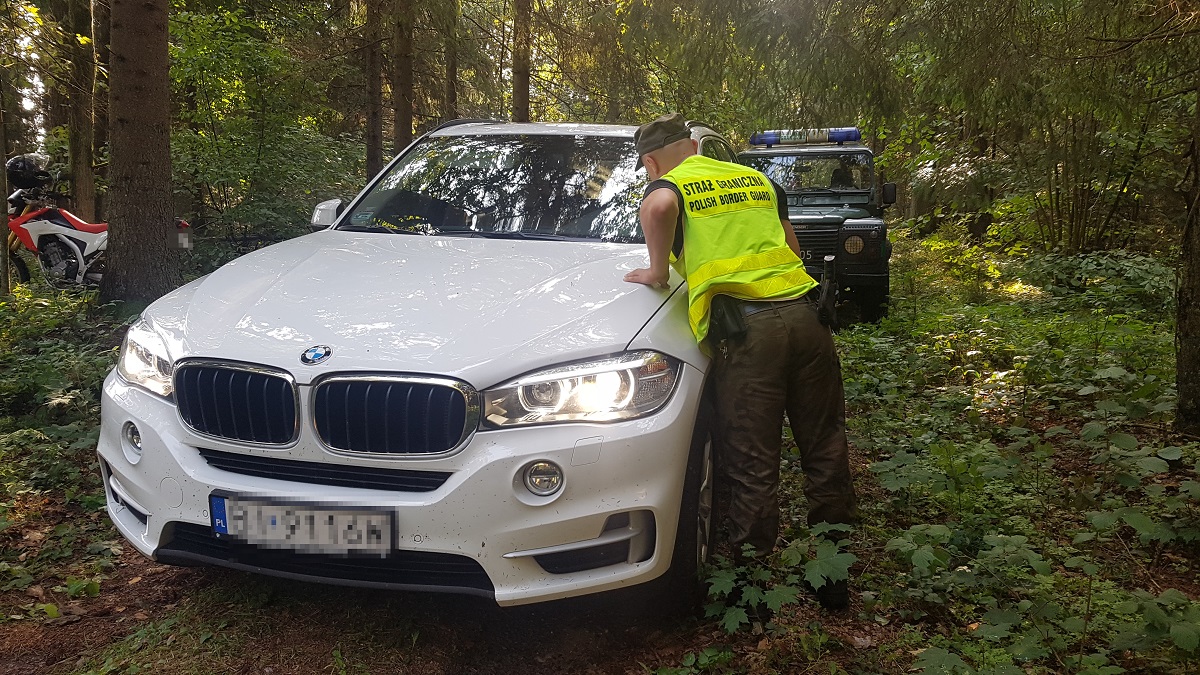 Funkcjonariusze podlaskiej Straży Granicznej odzyskali skradzione BMW X5