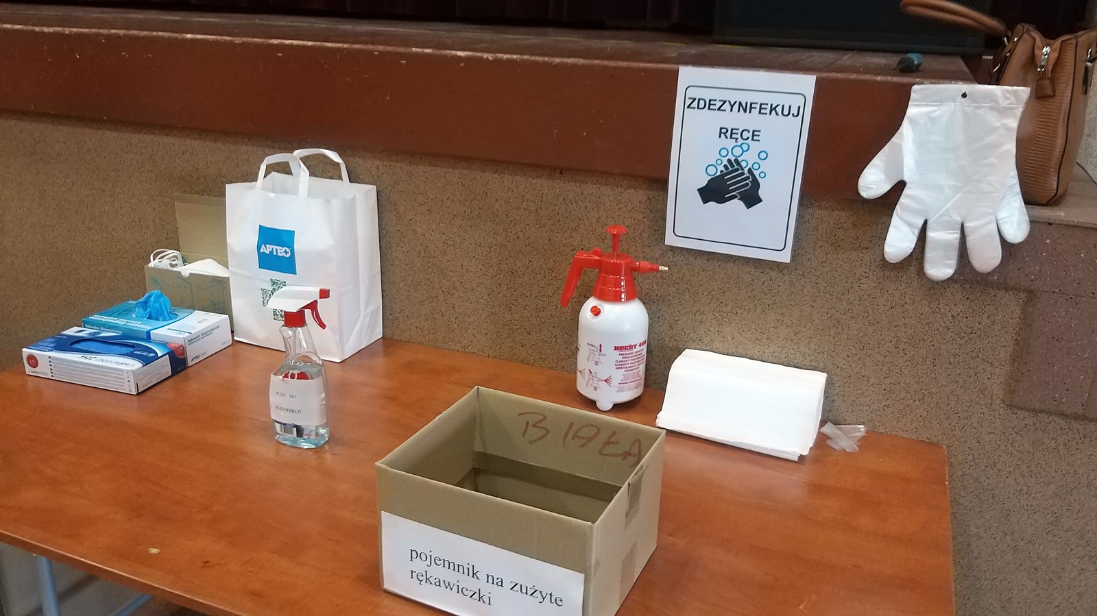 Wybory: lokale wyborcze wietrzone, środki dezynfekujące dla wyborców w widocznych miejscach