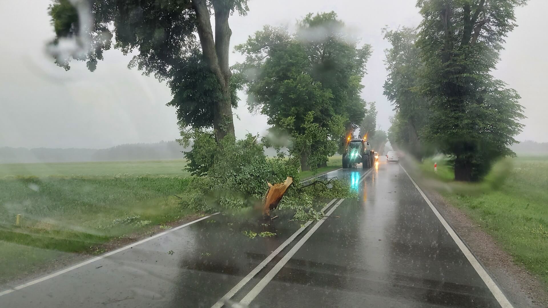 Burze, silny wiatr i ulewny deszcz w Podlaskiem