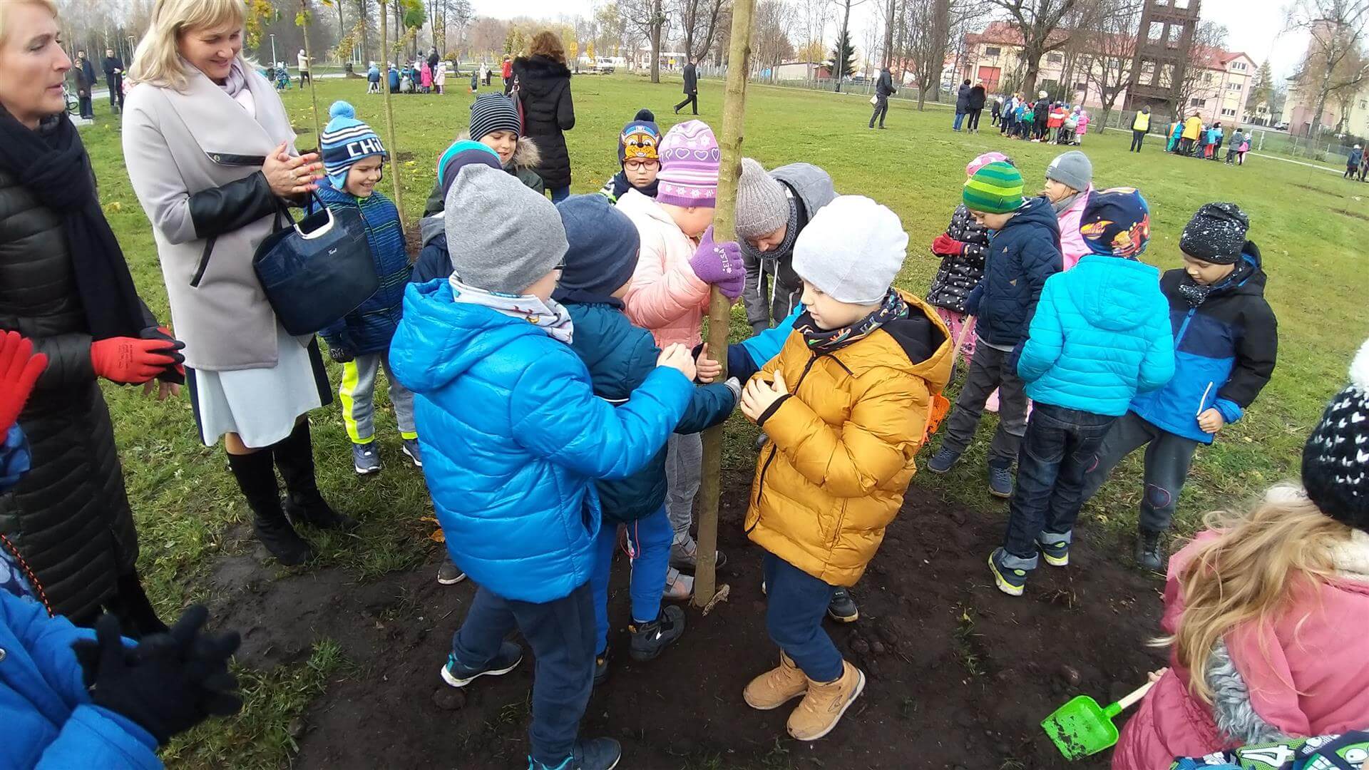 Mieszkańcy Suwałk posadzili ponad 100 drzew przy nowych bulwarach