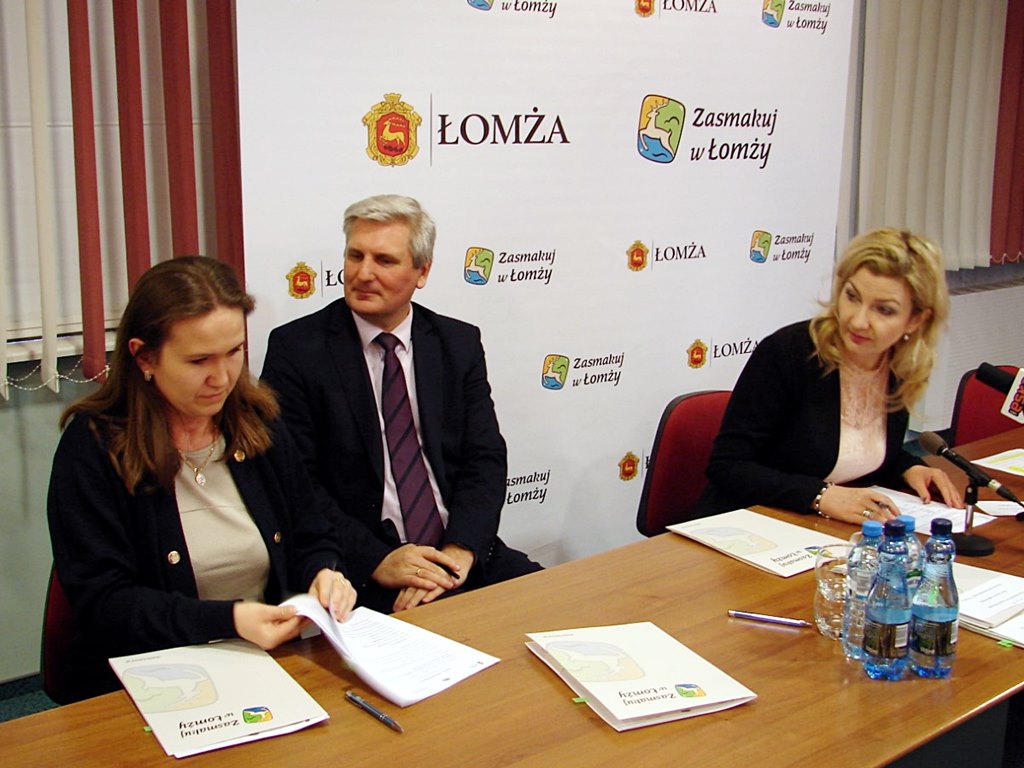 W Łomży podpisano pierwsze umowy na bony edukacyjne