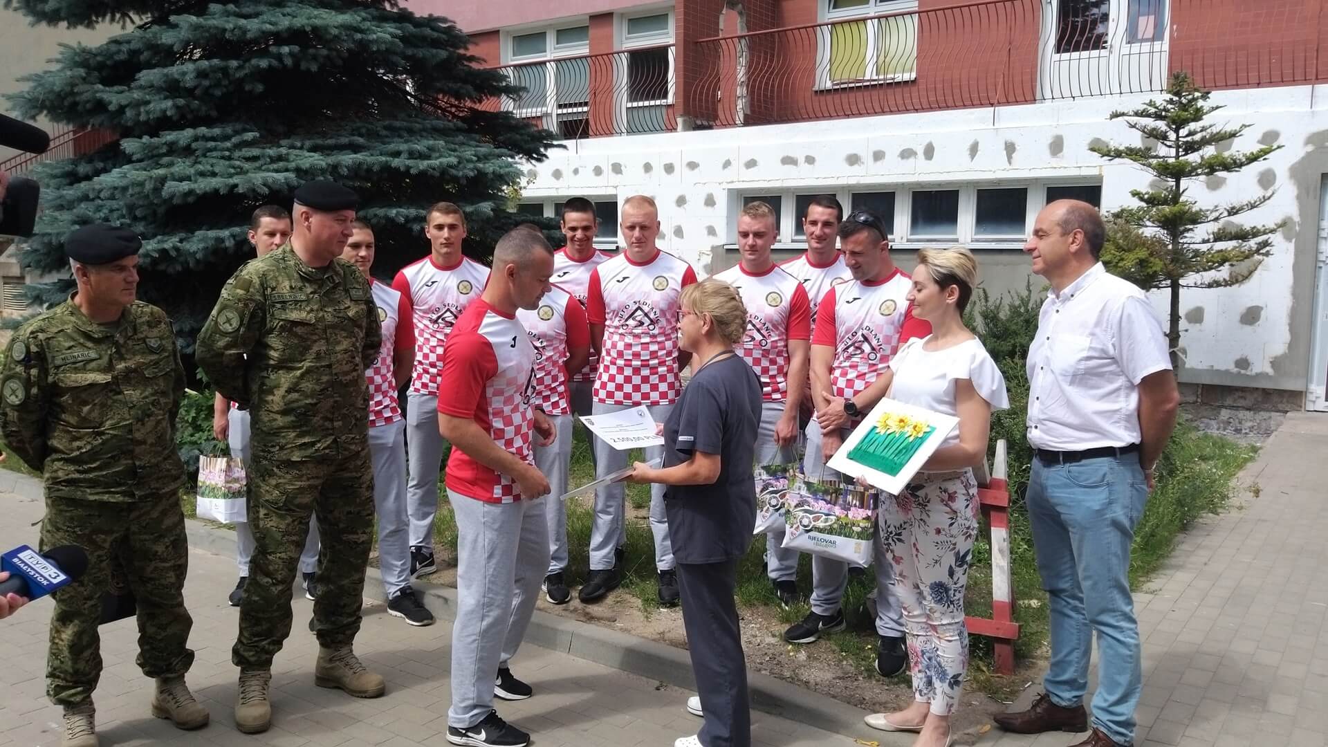 Chorwaccy żołnierze wsparli budowę placu zabaw przy białostockim szpitalu klinicznym