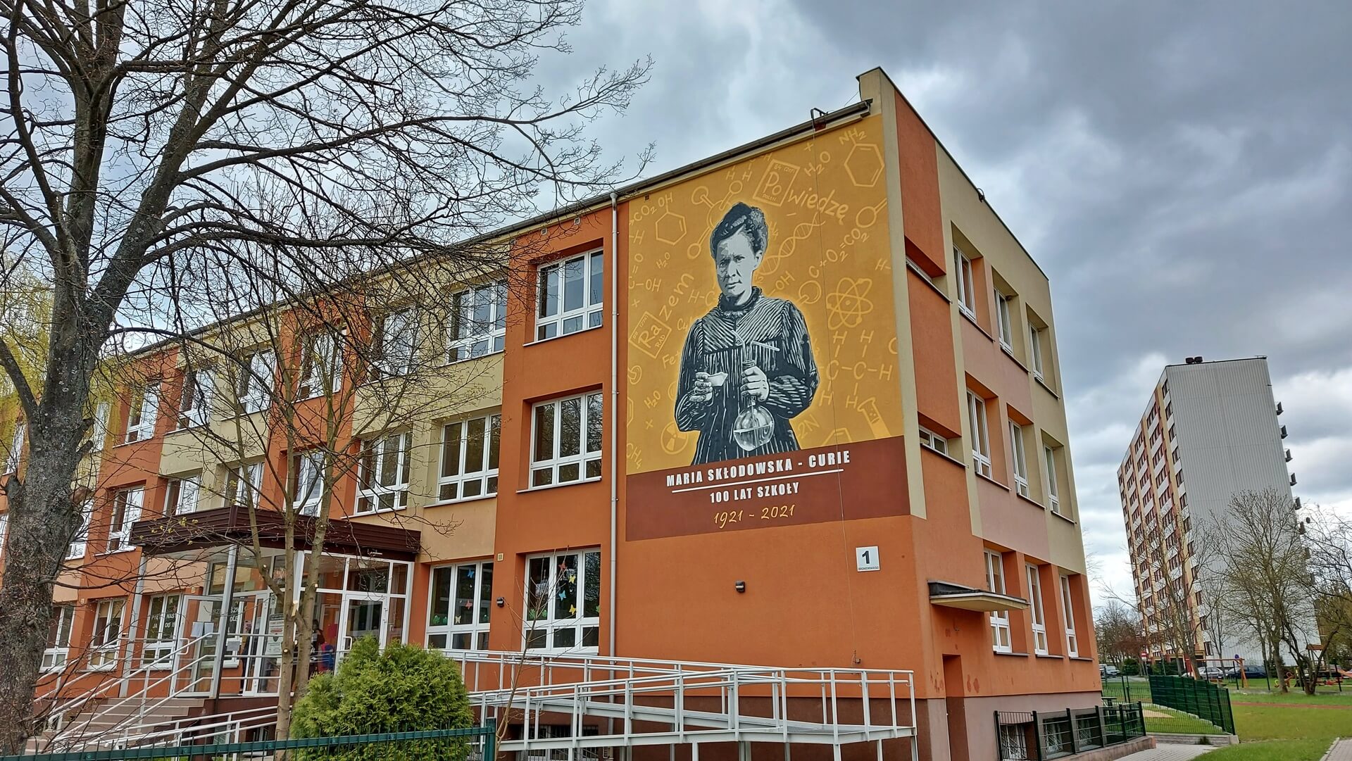 Nowy mural w Białymstoku. Maria Skłodowska-Curie spogląda na uczniów
