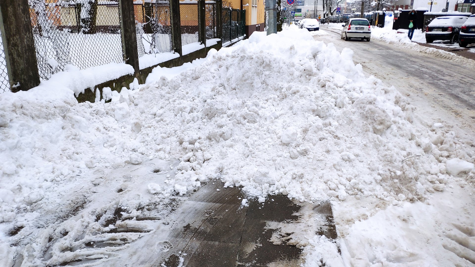 Śnieg zalega na ulicach i chodnikach, kierowcy w Białymstoku narzekają na problemy z parkowaniem