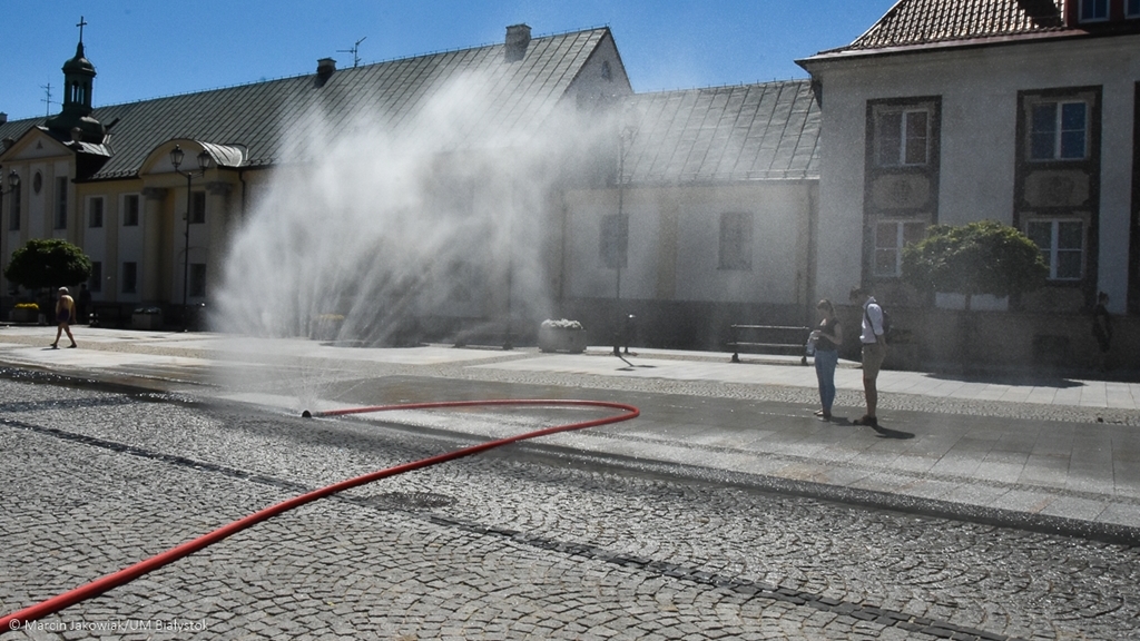 Słonecznie do końca maja - w centrum Białegostoku pojawiły się kurtyny wodne