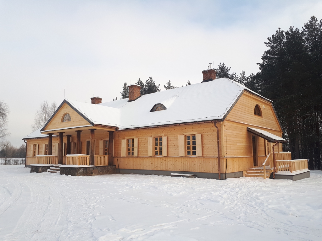 Wyremontowano modrzewiowy dwór w Podlaskim Muzeum Kultury Ludowej