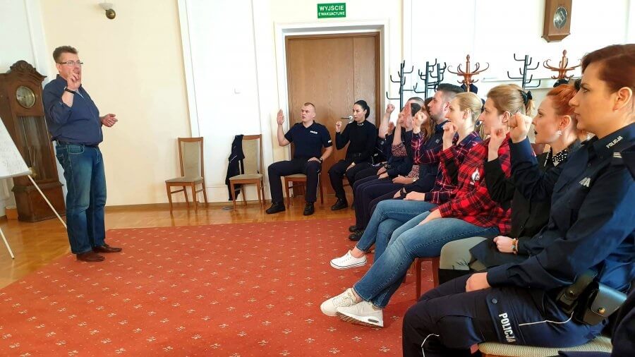 34 podlaskich policjantów uczy się języka migowego