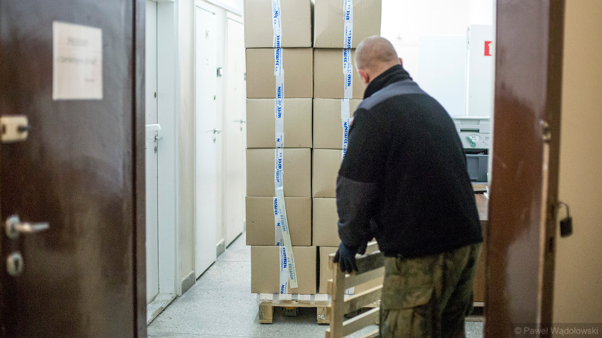 Pierwszy transport maseczek, kombinezonów i innych środków ochrony trafił w nocy do łomżyńskiego szpitala [zdjęcia, wideo]