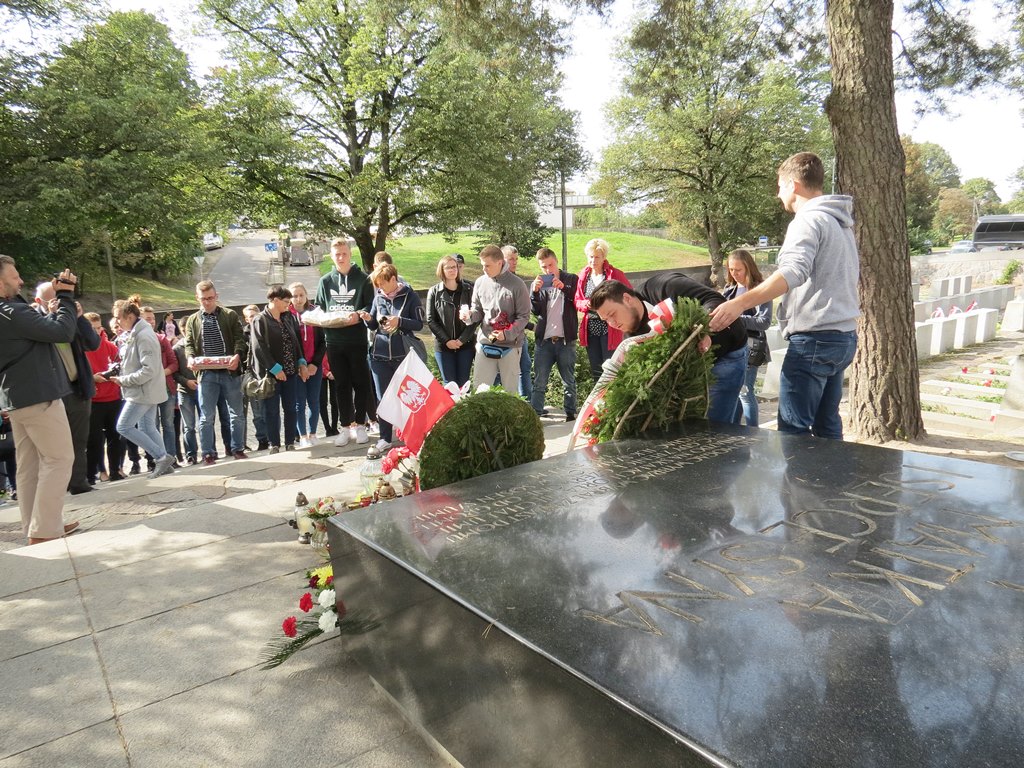 Uczniowie z podlaskich szkół odwiedzili miejsca pamięci na Litwie i Łotwie - "Śladami Bohaterów"