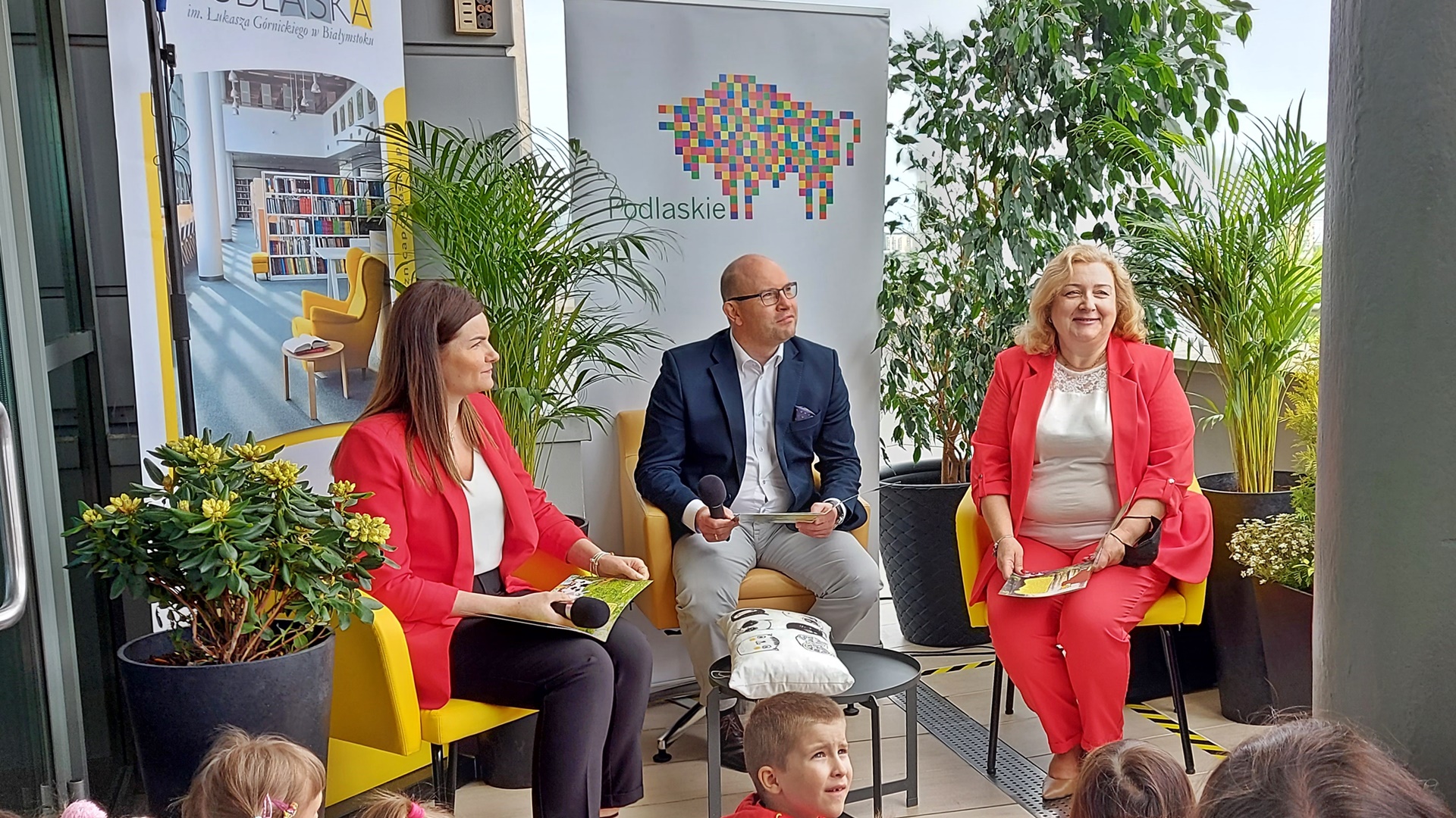 Dzień Dziecka w Książnicy Podlaskiej - książki najmłodszym czytał marszałek województwa