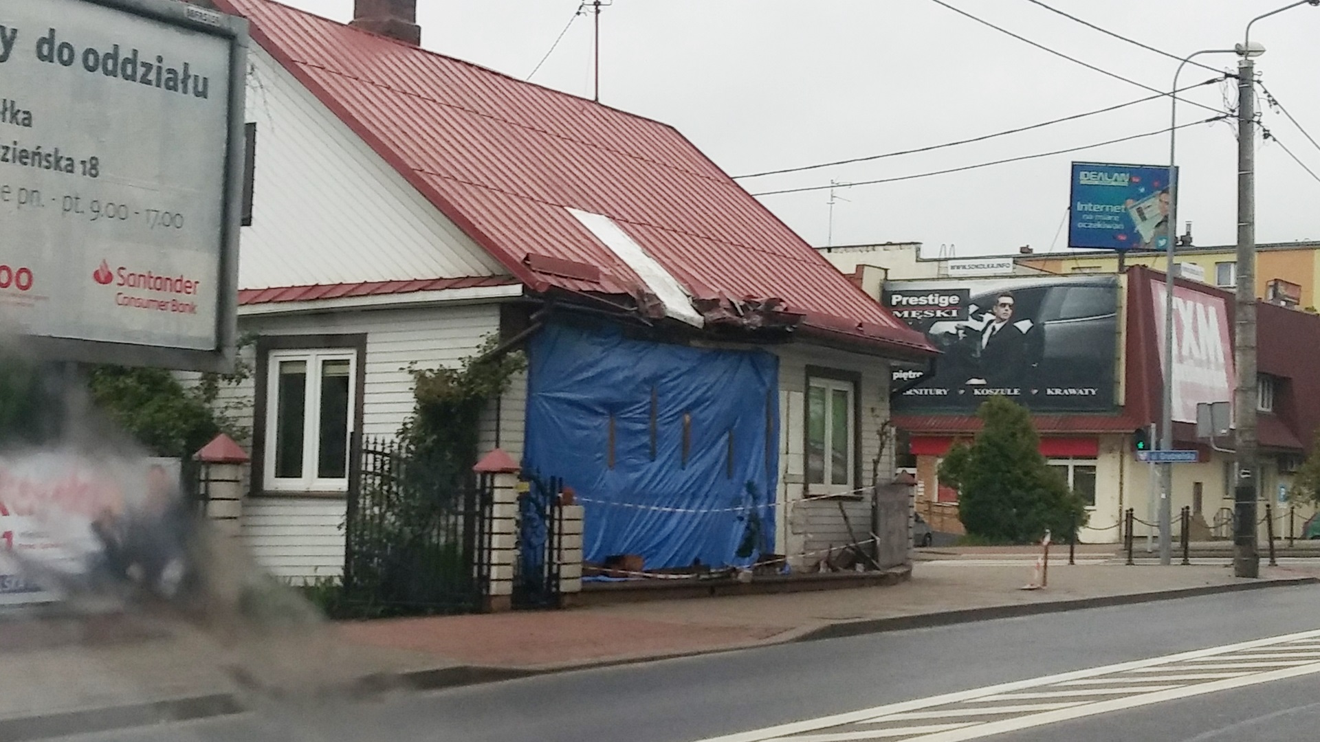 Dom w centrum Sokółki, w który wjechał wóz strażacki, nadaje się tylko do rozbiórki