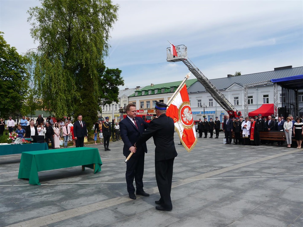 Suwalscy strażacy mają sztandar - otrzymali go podczas Powiatowych Obchodów Dnia Strażaka