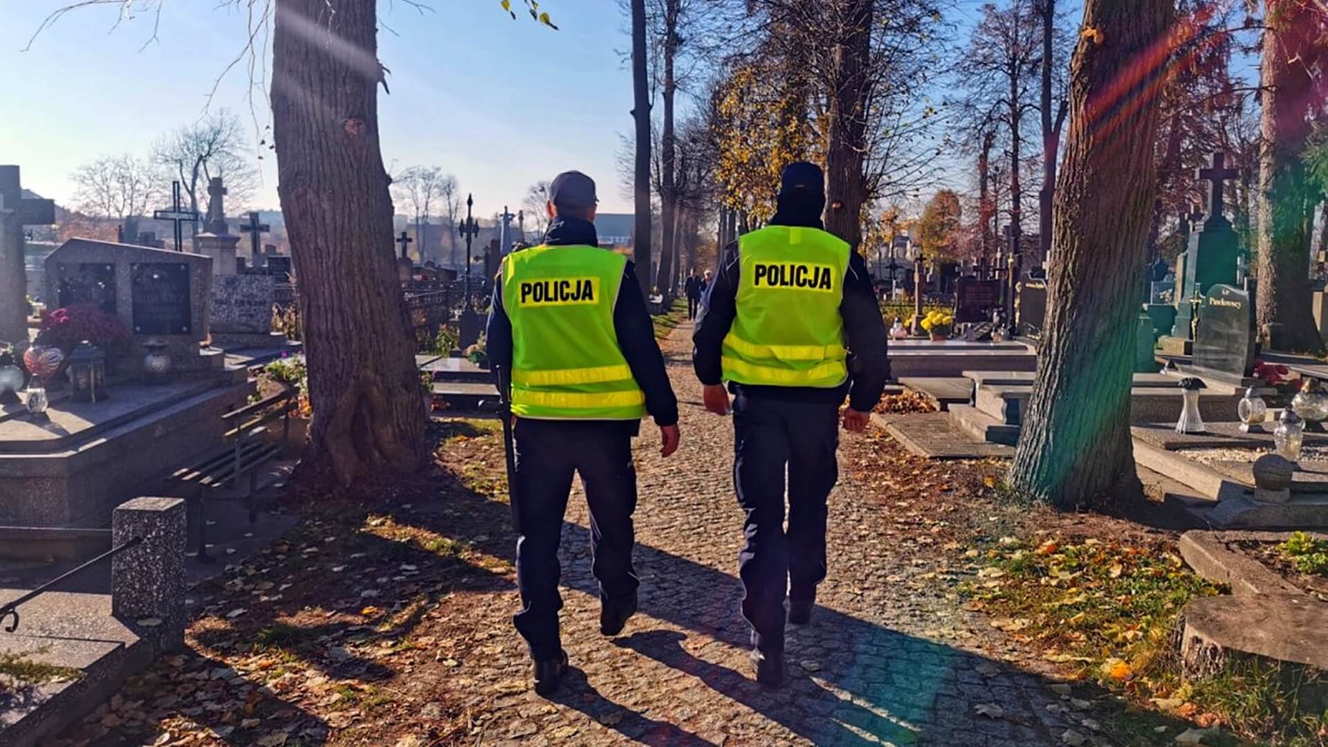 Wśród osób odwiedzających cmentarze mogą być złodzieje - przypominają policjanci