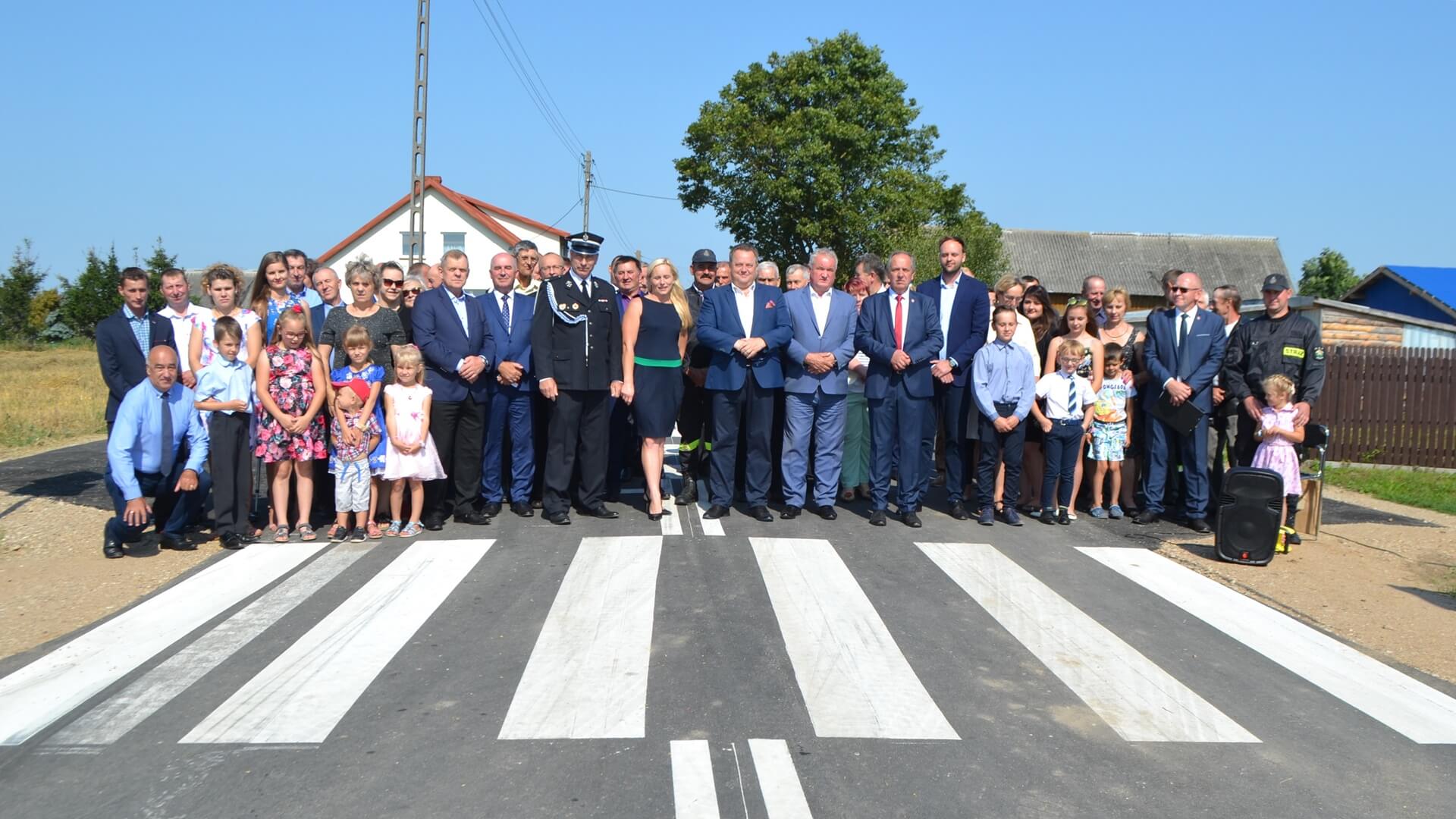 Po latach starań mieszkańcy wsi Sidory w gminie Raczki doczekali się asfaltowej drogi