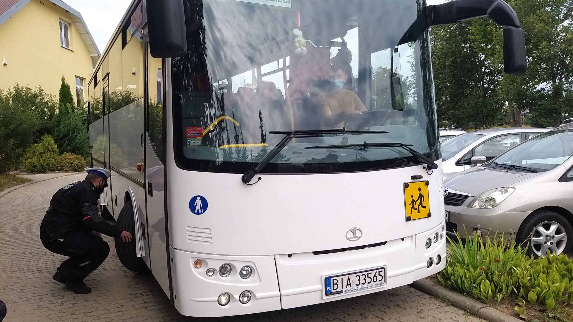 Policjanci kontrolują szkolne gimbusy