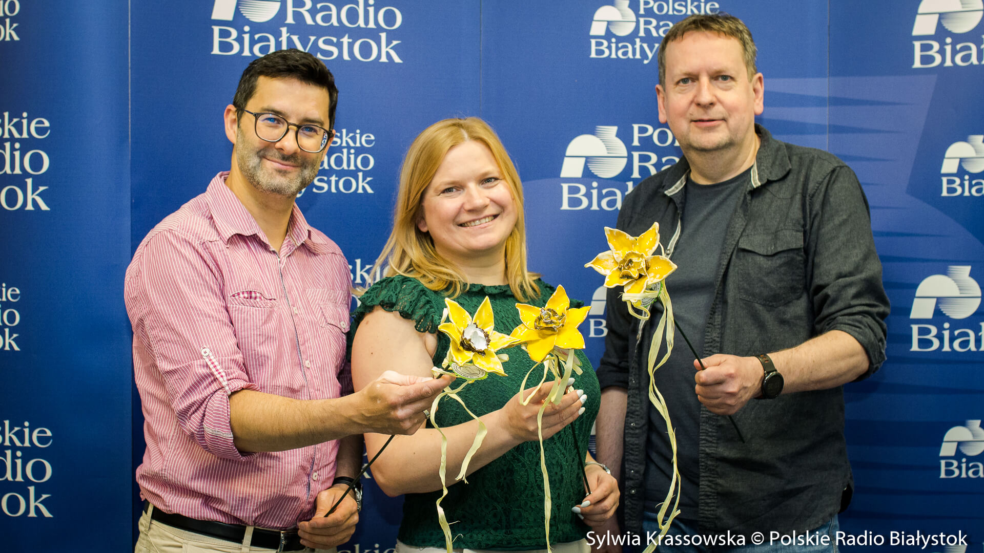 Licytacja trzech ceramicznych żonkili na antenie Polskiego Radia Białystok - udało się uzbierać 14 tys. 600 zł