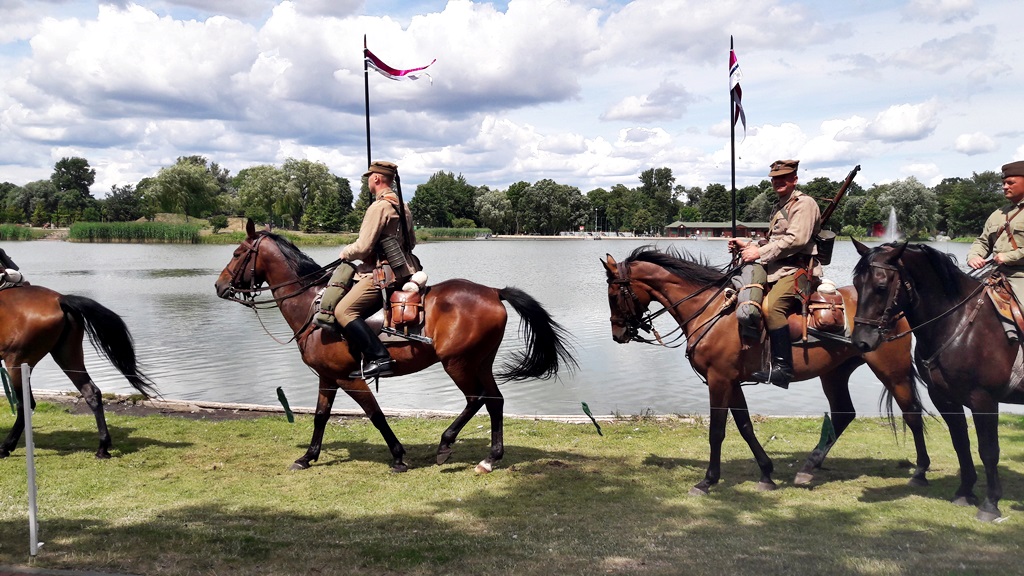 Zawody ułanów i pokazy sprawności jeździeckiej. Weekendowy Piknik Kawaleryjski w Suwałkach